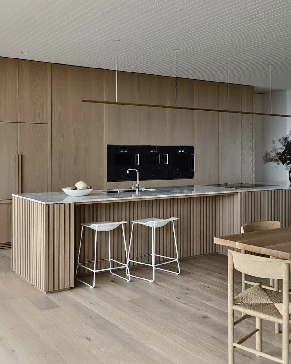 Fluted Oak Island with Pendant Light